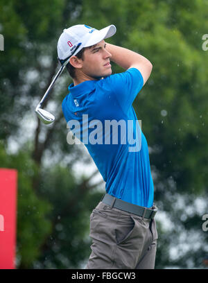 PHOTOS DE FICHIER : Clearwater Bay, Hong Kong. 1 octobre, 2015. Le 14e tee, Ryan Ruffels australienne, qui est classé 1er dans la région, joue le premier tour de l'Asie et du championnat amateur (AAC) 2015 organisé par Clearwater Bay Golf & Country Club. Ruffels Ryan devient pro. Credit : Jayne Russell/Alamy Live News Banque D'Images