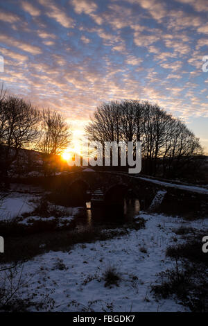 Lever du soleil sur la neige à Dartmoor Devon uk