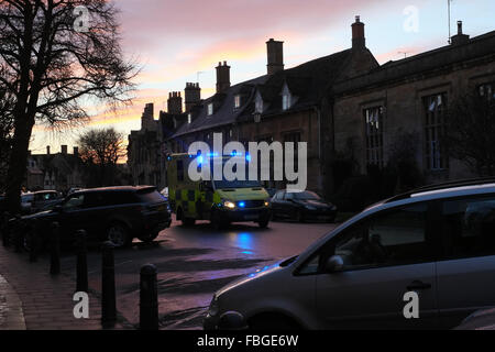 NHS Ambulance dans les Cotswolds (image prise sur High Street Chipping Campden, Gloucestershire) Banque D'Images