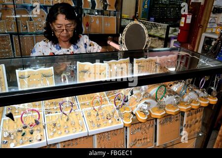 Bijouterie - Marché intérieur de CATACAOS. .Département de Piura au Pérou Banque D'Images