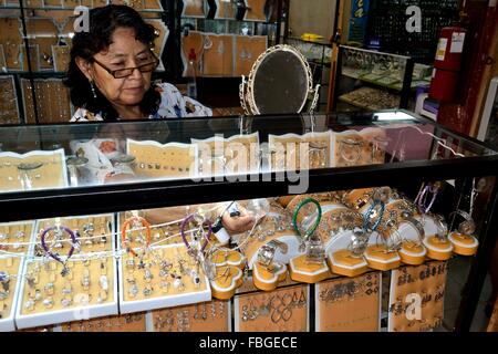 Bijouterie - Marché intérieur de CATACAOS. .Département de Piura au Pérou Banque D'Images