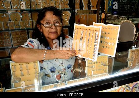 Bijouterie - Marché intérieur de CATACAOS. .Département de Piura au Pérou Banque D'Images