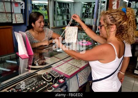 Bijouterie - Marché intérieur de CATACAOS. .Département de Piura au Pérou Banque D'Images