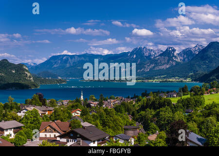 L'Autriche Salzburger Land (ferderal, état de l'Autriche), Salzkammergut (resort), le lac Wolfgangsee, Sankt Gilgen, vue locale contre l'Katergebirge (montagnes) Banque D'Images