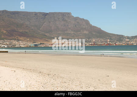 Lagoon Beach, Cape Town, Afrique du Sud avec la Montagne de la table en arrière-plan Banque D'Images