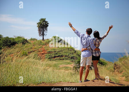 Jeune couple profitez de belles sur la mer en vacances Banque D'Images