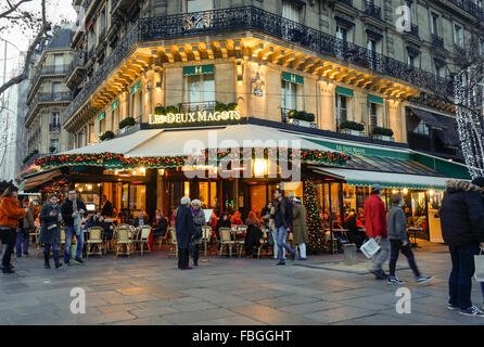 Terrasse extérieure de Les Deux Magots, à Saint-Germain-des-Prés en lumière du soir,, Paris, France. Banque D'Images