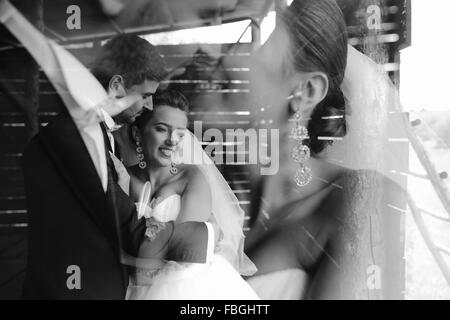 Photo de beau couple sur la nature en cabane en bois Banque D'Images