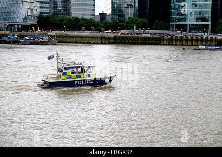 Bateau de police sur la Tamise, Londres, UK Banque D'Images