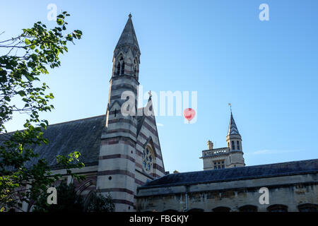 Ballon à air chaud vierge vu de quadrilatère du Balliol College, Oxford, Royaume-Uni Banque D'Images