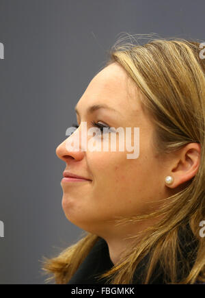 Inzell, Allemagne. 16 janvier, 2016. Ancien biathlète russe Magdalena Neuner est assis au cours d'une conférence de presse à la Coupe du Monde dans le Cheimgau Arena à Ruhpolding, Allemagne, 16 janvier 2016. Photo : Karl Josef OPIM/dpa/Alamy Live News Banque D'Images