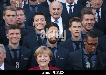 Thomas Mueller, Matthias Ginter, Andreas Koepke, Mesut Oezil, Sami Khedira, Sepp Blatter, Erik Durm, Lukas Podolski, Jerome Voile Banque D'Images