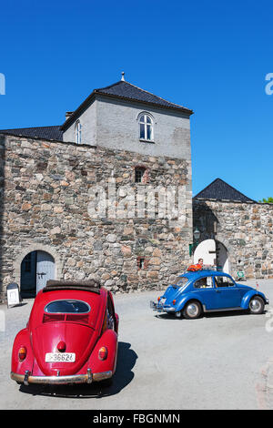 VW Coccinelle à la tour Rosenkrantz à Bergen, Norvège Banque D'Images