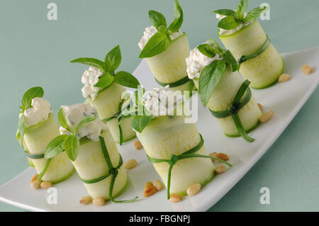 Rouleaux de courgettes farcies au fromage ricotta et le basilic et les pignons de pin Banque D'Images