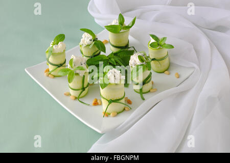 Rouleaux de courgettes farcies au fromage ricotta et le basilic et les pignons de pin Banque D'Images