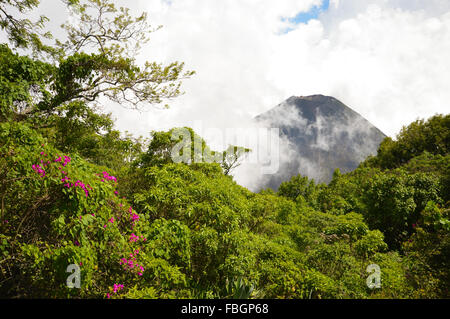 Le pic de l'idéal et les jeunes actif volcan Izalco vu depuis le point de vue dans le Parc National de Cerro Verde, El Salvador Banque D'Images