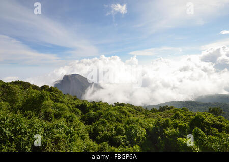 Le pic de l'idéal et les jeunes actif volcan Izalco vu depuis le point de vue dans le Parc National de Cerro Verde, El Salvador Banque D'Images