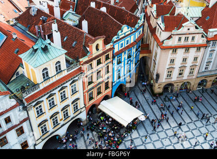 PRAGUE, RÉPUBLIQUE TCHÈQUE - Mai 2015 : Prague Place de la vieille ville avec des bâtiments anciens et des foules de touristes en République tchèque, v Banque D'Images