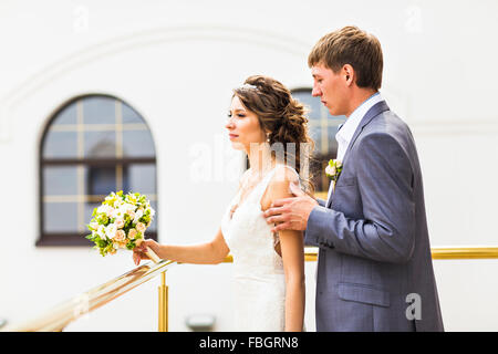 Beau mariage jeune couple debout sur le balcon Banque D'Images