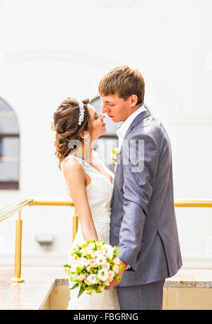 Beau mariage jeune couple debout sur le balcon Banque D'Images