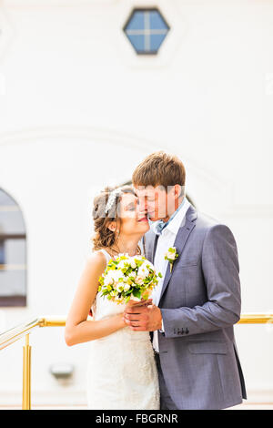 Beau mariage jeune couple debout sur le balcon Banque D'Images