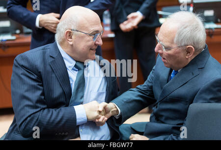 Bruxelles, Belgique, le 15 janvier 2016. -- Finances & Comptabilité publique ministre Michel Sapin (L) parle avec le Ministre allemand des Finances Wolfgang Schäuble (R) avant une réunion des ministres des Finances de l'UE au Conseil de l'UE autre siège. Photo : Thierry Monasse - AUCUN FIL SERVICE - Banque D'Images