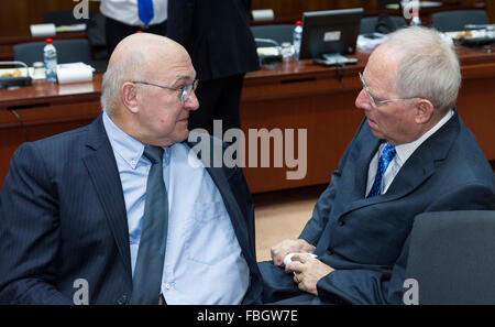 Bruxelles, Belgique, le 15 janvier 2016. -- Finances & Comptabilité publique ministre Michel Sapin (L) parle avec le Ministre allemand des Finances Wolfgang Schäuble (R) avant une réunion des ministres des Finances de l'UE au Conseil de l'UE autre siège. Photo : Thierry Monasse - AUCUN FIL SERVICE - Banque D'Images