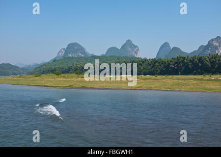 Rivière Li,Montagne,pics karstiques Bateaux de Rivière Verte,980,pics pied,Guilin Guangxi Province, China, Chine, République populaire de Chine. Banque D'Images