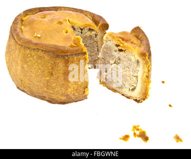 Un porc britannique traditionnelle tarte sur un fond blanc. Pork pie Banque D'Images