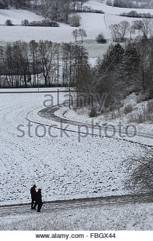 Coburg, Allemagne, 16 janvier 2016. Marcheurs sur une colline de neige Allemagne, comme les températures chutent dans tout l'état. Le sud est le plus touché, mais pour la plupart des régions, les températures sont inférieures à moins 15 pour les jours à venir. Crédit : ClearPix/Alay Live News Banque D'Images