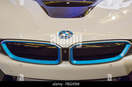 Detroit, Michigan - la BMW i8 hybride plug-in dans une collection de voitures ultra-luxe de l'afficheur pendant l'auto de Détroit. Banque D'Images