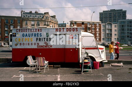 AJAXNETPHOTO - 1994. LE HAVRE, FRANCE - CAMIONETTE - CITROEN H HOT DOG FAST FOOD VAN DANS UN PARKING. PHOTO:JONATHAN EASTLAND/AJAX. REF:9408M6 Banque D'Images