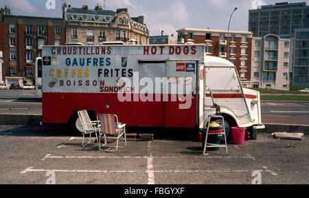 AJAXNETPHOTO - 1994. LE HAVRE, FRANCE - CAMIONETTE - CITROEN H HOT DOG FAST FOOD VAN DANS UN PARKING. PHOTO:JONATHAN EASTLAND/AJAX. REF:9408M63 Banque D'Images