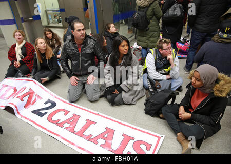 Londres, Royaume-Uni. 16 janvier, 2016. Stade des militants d'une matrice-en l'intérieur de la gare St Pancras dans le cadre d'une journée internationale d'action en solidarité avec les réfugiés. Credit : Mark Kerrison/Alamy Live News Banque D'Images