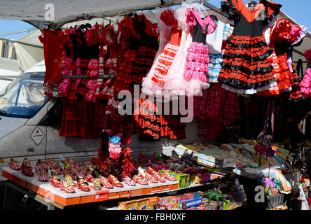 Stand avec robes de flamenco pour les touristes les enfants sur un marché hebdomadaire à Benidorm, Alicante, Espagne Banque D'Images