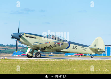 Supermarine Seafire Mk.XVII la circulation au sol avant le décollage Banque D'Images