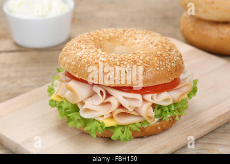 Pour le petit-déjeuner sandwich Bagel avec du jambon, fromage à la crème, TOMATES ET LAITUE Banque D'Images