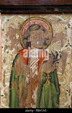 Saint peint sur l'écran de la Rood, dépeint par des iconoclastes : Saint Jean l'évangéliste portant la calice empoisonnée, Église Saint Michel, Irstead, Norfolk Banque D'Images