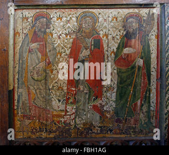 Peint Apôtres le jubé, Saints Phillip, Barthélemy, l'un d'autres, beaucoup abîmé ; St Michael's Church, Irstead, Norf Banque D'Images