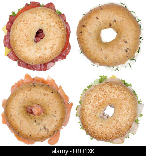 Collection de bagels pour le petit-déjeuner sandwich au salami jambon, fromage à la crème, les tomates et la salade de poisson saumon Vue de dessus isolé sur Banque D'Images