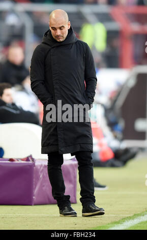 Karlsruhe, Allemagne. 16 janvier, 2016. L'entraîneur Josep Guardiola Munich au test match entre Karlsruher SC et FC Bayern Munich en Wildpark Stadium à Karlsruhe, Allemagne, 16 janvier 2016. Photo : ULI DECK/dpa/Alamy Live News Banque D'Images