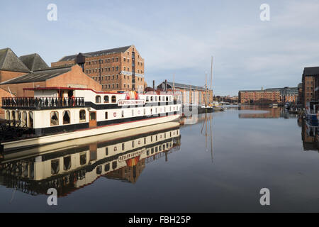 Reflets dans l'eau à Gloucester Docks en Angleterre Banque D'Images