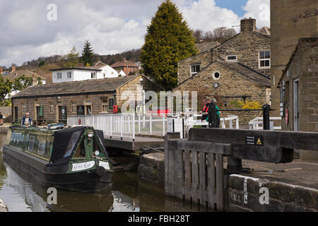 15-04 entrant et sur le point de passer à travers, le haut de la montée de cinq écluses sur le canal de Leeds Liverpool, Bingley, West Yorkshire, Angleterre, Royaume-Uni. Banque D'Images