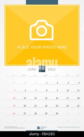 En juin 2016. Calendrier mensuel mural pour l'année 2016. Modèle d'impression vecteur Conception avec place pour la photo. Semaine commence le dimanche. Portrait Illustration de Vecteur