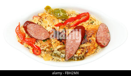 Jambalaya Cajun Poulet et saucisse dans Voodoo bol blanc isolé sur blanc. Banque D'Images