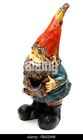 Jardin en bois adorable gnome avec arrosoir debout. Isolated over white. Banque D'Images