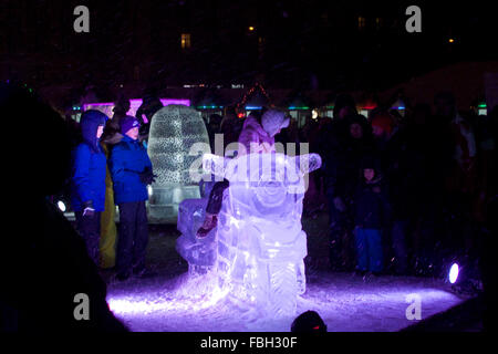 01/06/2016 la Russie. Moscou, Poklonnaya Gora, Parc de la victoire. L'exposition de sculptures de glace 'Ice Moscou. Dans le cercle de famille' Banque D'Images