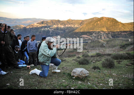 Algérie - Tizi Ouzou ,Janvier 8,2016 La célébration de Yennayer 2966 le Nouvel an berbère dans le village MEZEGUENE des tops montagne de la Kabylie va voir l'abattage et la découpe des carcasses de veaux 10 puis la distribution de la viande Banque D'Images