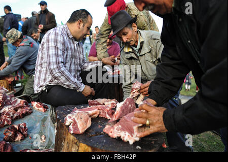 Algérie - Tizi Ouzou ,Janvier 8,2016 La célébration de Yennayer 2966 le Nouvel an berbère dans le village MEZEGUENE des tops montagne de la Kabylie va voir l'abattage et la découpe des carcasses de veaux 10 puis la distribution de la viande Banque D'Images