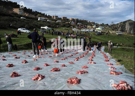 Algérie - Tizi Ouzou ,Janvier 8,2016 La célébration de Yennayer 2966 le Nouvel an berbère dans le village MEZEGUENE des tops montagne de la Kabylie va voir l'abattage et la découpe des carcasses de veaux 10 puis la distribution de la viande Banque D'Images